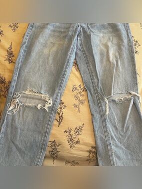 American Eagle Outfitters Light Wash Distressed Boyfriend Jeans